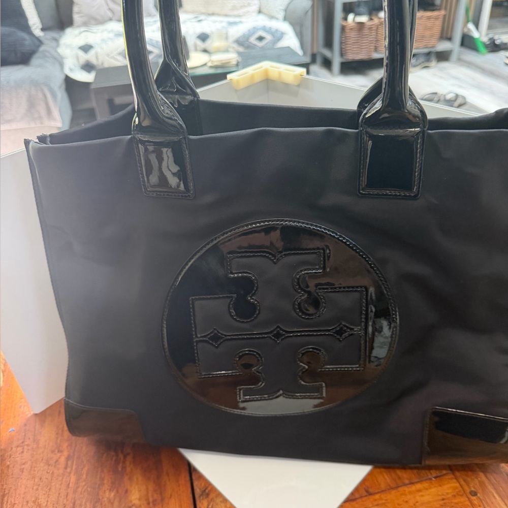 EXCELLENT CONDITION USED ONCE Tory Burch Black Patent Logo Tote